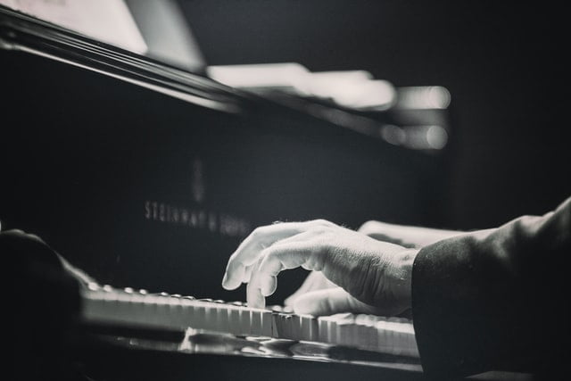 Read more about the article 10 Most Famous Blind Piano Players of All Time – Updated 2022